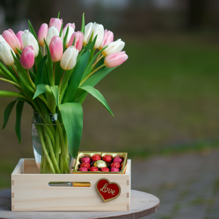 Tulipanes con caja de chocolates